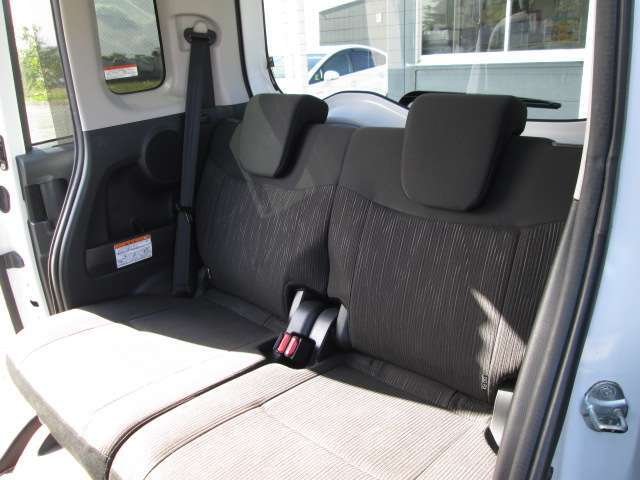 後部シートも綺麗で広々！大人が並んで座っても余裕の広さです！