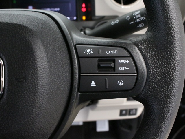 ACC『アダプティブクルーズコントロール』予め設定した車速内でクルマが自動的に加減速。前走車との適切な車間距離を維持しながら追従走行し、ドライバーの運転負荷を軽減します。