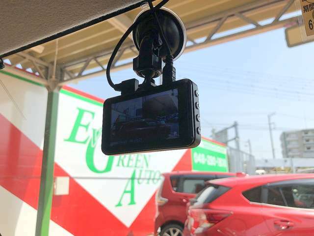 ドライブレコーダーは、映像・音声などを記録する自動車用の車載装置です。 もしもの事故の際の記録はもちろん、旅行の際の思い出としてドライブの映像を楽しむことが出来ますよ！