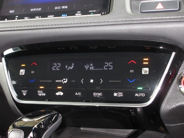 操作部に静電式タッチパネルを採用したフルオートエアコンディショナー。インターナビ同様、スマートフォン感覚の直感操作を実現しています。運転席＆助手席シートヒーターがあり、2段階に温度設定が可能です。
