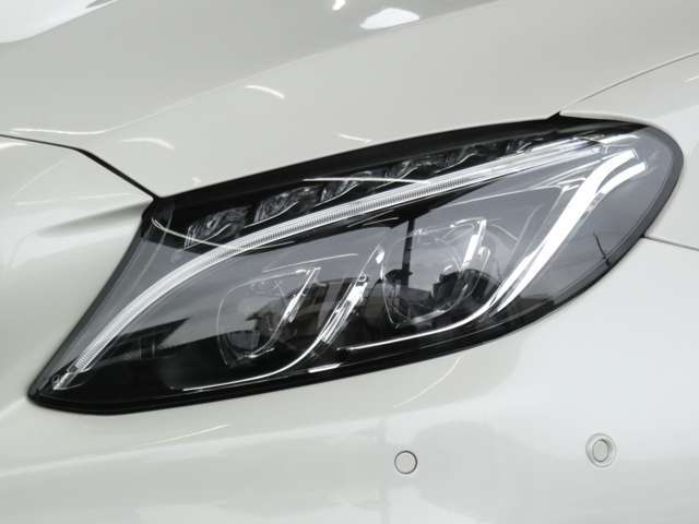 すべてのライトにLEDを使用したLEDハイパフォーマンスヘッドライト！走行状況や天候に応じて最適なモードを自動で選択するインテリジェントライトシステムやアダプティブハイビームシステムも搭載！！