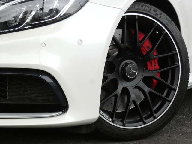 AMG19インチクロススポークアルミホイールを装着！メルセデスAMGならではの高いブレーキ性能を発揮する強化ブレーキ＆ドリルドローターを装備！PRE-SAFEブレーキなども搭載しております！！
