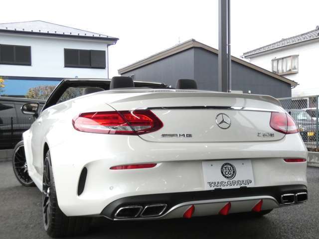 C63S　カブリオレ　レーダーセーフティPKGが入庫しました！外装色にはきらびやかな輝きが魅力のダイヤモンドホワイトMを配色！ブラックソフトトップとの相性も良いカラーリングです！