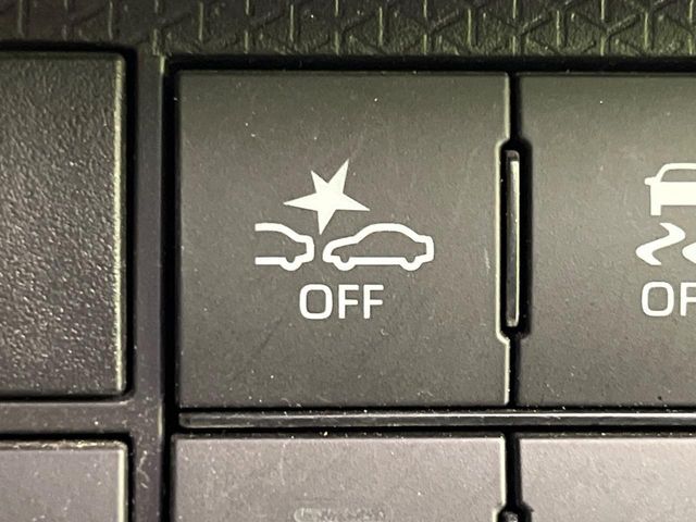 【スマートアシスト】走行中に前方の車両等を認識し、衝突しそうな時は警報とブレーキで衝突回避と被害軽減をアシスト。より安全にドライブをお楽しみいただけます。