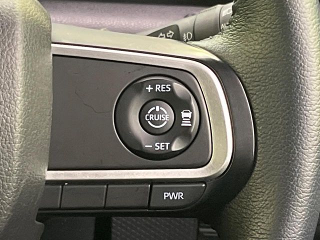 【全車速追従機能付クルーズコントロール】高速道路での長距離走行が楽に！！自動で速度を保つクルーズコントロールが、衝突軽減システムと連携し、前方の車両を感知して車間を保つように速度調節してくれます！！