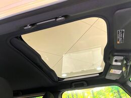 【パノラマルーフ】大型のガラスルーフ搭載で車内の解放感が一気にアップ！開放的なドライブをお楽しみいただけます。