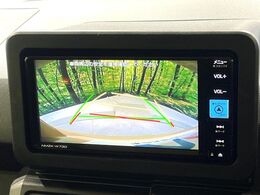 【バックカメラ】駐車時に後方がリアルタイム映像で確認できます。大型商業施設や立体駐車場での駐車時や、夜間のバック時に大活躍！運転スキルに関わらず、今や必須となった装備のひとつです！