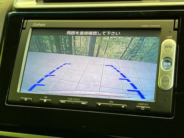 【バックカメラ】駐車時に後方がリアルタイム映像で確認できます。大型商業施設や立体駐車場での駐車時や、夜間のバック時に大活躍！運転スキルに関わらず、今や必須となった装備のひとつです！