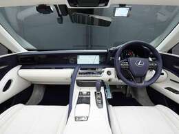 ★1オーナー＆禁煙車両★ホワイトインテリア♪室内の匂いや汚れも御座いません♪今回のお車、状態の良さには、自信が御座います♪ご納車時には高温スチームを利用し、徹底的にクリーニング致します！