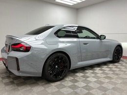 メーカーオプションである《Mコンフォートパッケージ》を装備。（ステアリングヒーター、サンプロテクションフィルム、harman/kardonサラウンドサウンドシステム）