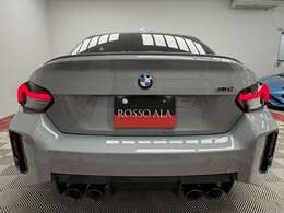 リアデザインは、コンパクトなテールライト、厚みあるトランク形状、Mハイパフォーマンスモデル伝統の4本出しエキゾーストパイプ、立体的なリアディフューザーを採用。グラマラスなスタイルも素敵です。