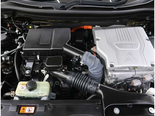 エンジンの状態も良好です。ご納車前にエンジンオイル・オイルエレメントの交換を行います。