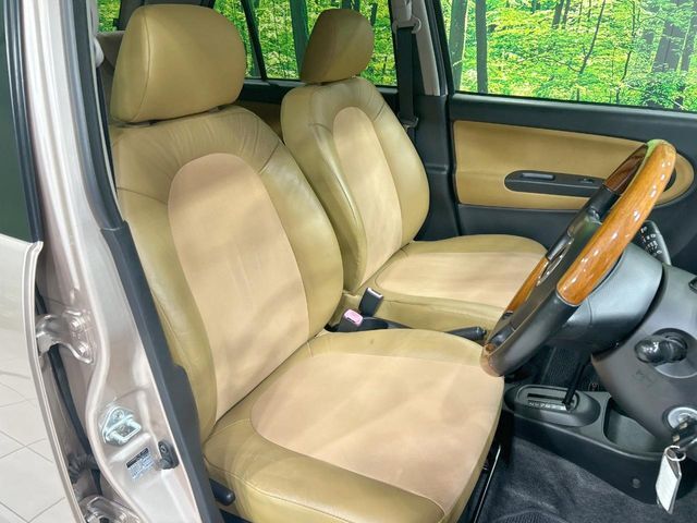 運転席まわりには十分なスペースがあり、大柄な方でもゆったり運転していただける環境です。