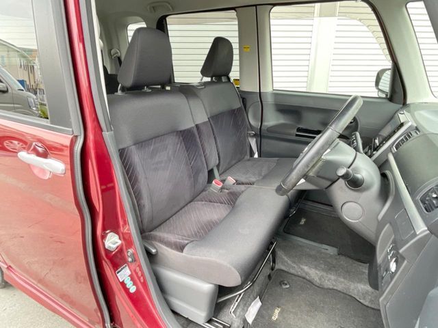 運転席まわりには十分なスペースがあり、大柄な方でもゆったり運転していただける環境です。