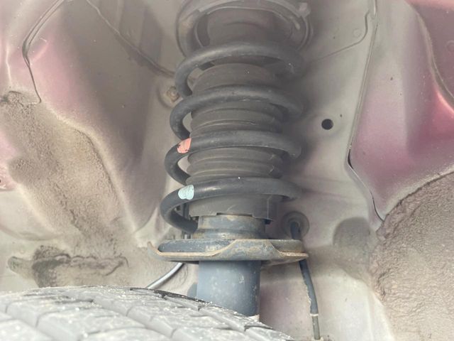 お車を安心してお乗りいただく為には、足回りの定期点検が欠かせません。サービスサポート（有償保証）では無料点検もご提供しており、安心のカーライフをお過ごしいただけるサポート体制が整っています。