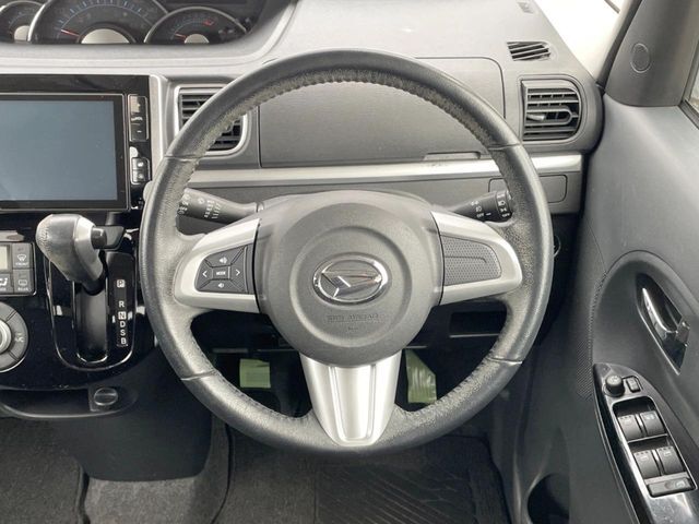 インテリアに合わせたデザインのステアリングは、運転される方のことも考え、運転しやすい形状、大きさです。是非一度、実際に触ってお確かめください。