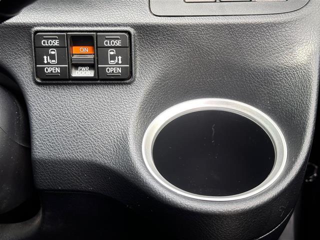 【両側パワースライドドア】小さなお子さまでもボタン一つで乗り降りラクラクです！両手に荷物を抱えている状態でもボタンを押せば自動で開閉するので、お買い物やお出かけの際にはとっても重宝します！