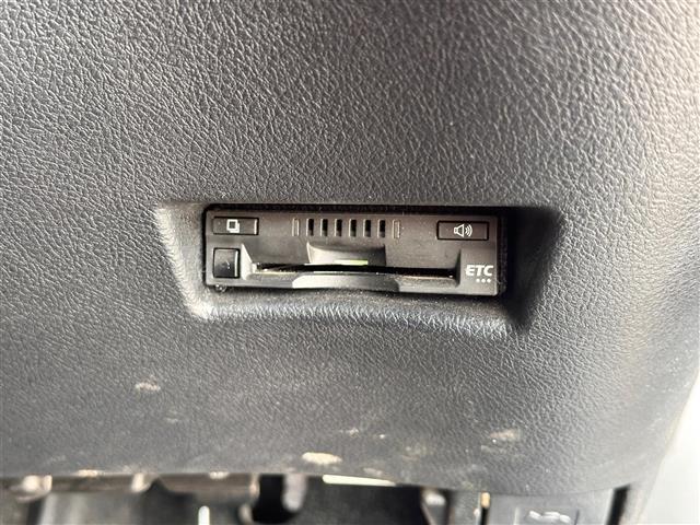 【ETC】有料道路を利用する際に料金所で停止することなく通過できる、ETC車載器（ノンストップ自動料金収受システム機器）が装備されています。セットアップを行うことで利用可能になります。