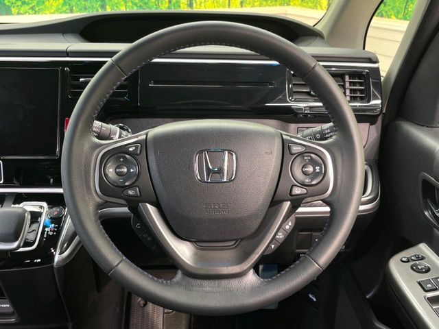 【純正革巻きステアリング】上質な革を使用することで、手にしっかり馴染みとても運転しやすいハンドルです♪