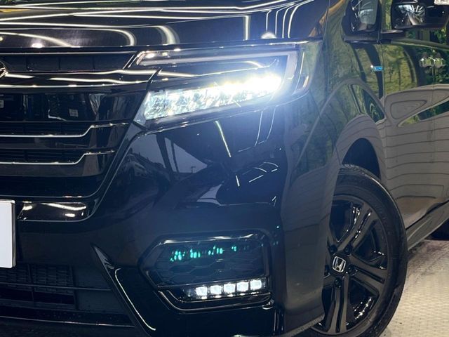 【LEDヘッドライト】悪天候や夜間走行時も良好な視界を確保し安心して運転できる高輝度LEDヘッドライトを装備！点灯速度が早く、消費電力も抑えられています。