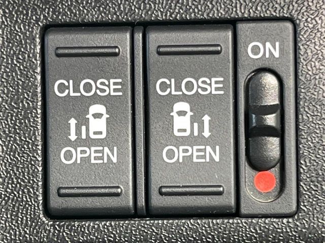 【両側パワースライドドア】スマートキーや運転席のスイッチで後席両側スライドドアの開閉が可能♪電動だから力を入れてドアを開ける必要が無く、小さなお子様でも簡単に開け閉めでき快適です♪