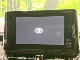 【ディスプレイオーディオ】お持ちのスマホやMP3プレイヤーとの無線接続で音楽再生が可能！コードで繋ぐわずらわしさも無く、手軽にお気に入りの音楽を楽しめます。