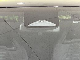 【プリクラッシュセーフティ】前方の車両等を検知し、衝突しそうな時は警報で注意を促し、ブレーキを踏む力をサポート。ブレーキを踏めなかった場合は衝突被害軽減ブレーキが作動、衝突回避をサポートします。