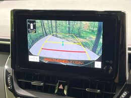 【バックカメラ】駐車時に後方がリアルタイム映像で確認できます。大型商業施設や立体駐車場での駐車時や、夜間のバック時に大活躍！運転スキルに関わらず、今や必須となった装備のひとつです！