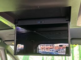 【14型有機ELフリップダウン】三列目からでも迫力のエンタメが観れる大画面フリップダウン。有機ELのモニターでは、一般的なフリップダウンよりも高コントラストでキレイな映像を楽しめます。