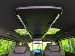 【左右独立ムーンルーフ】2列目左右席にそれぞれ配置されたガラスルーフ！日差しに合わせて片側だけシェードを閉めることも可能です！