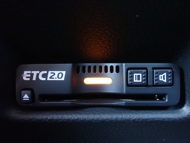 ■【ETC車載器】が装備されています。セットアップをしてお渡しとなり、ETCカードを差し込むだけで高速道路の利用が可能です。