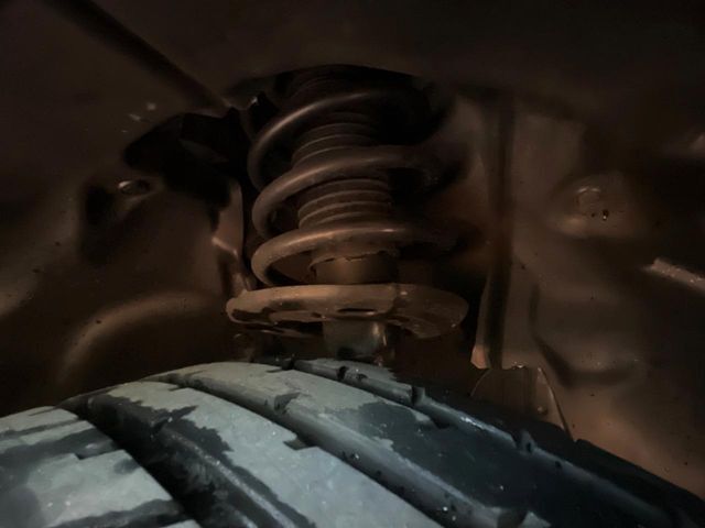 お車を安心してお乗りいただく為には、足回りの定期点検が欠かせません。サービスサポート（有償保証）では無料点検もご提供しており、安心のカーライフをお過ごしいただけるサポート体制が整っています。