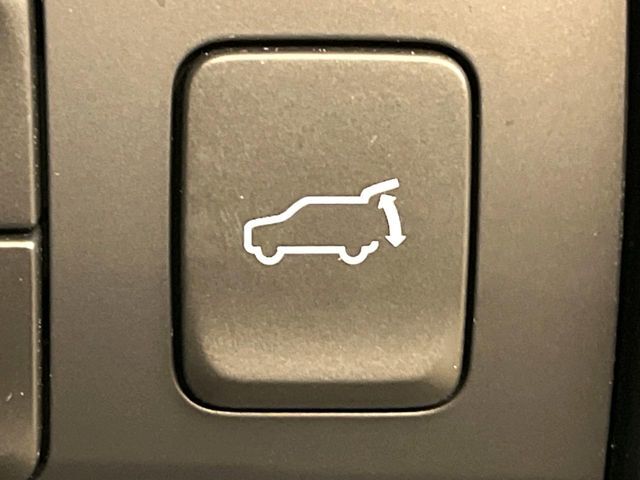 【パワーバックドア】スマートキーや運転席のボタンを押すだけでリアゲートが自動で開閉します！荷物を持っている時や、高い位置にあるバックドアを閉める際に便利な機能です♪