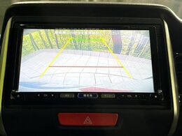 【バックカメラ】駐車時に後方がリアルタイム映像で確認できます。大型商業施設や立体駐車場での駐車時や、夜間のバック時に大活躍！運転スキルに関わらず、今や必須となった装備のひとつです！