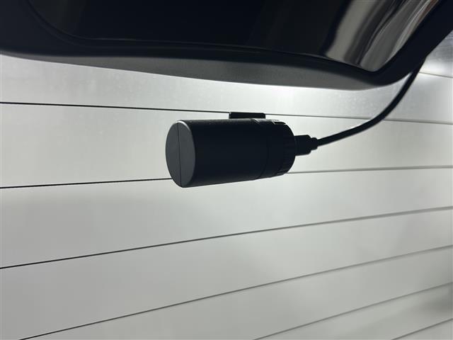 【ドライブレコーダー】映像・音声などの運転中の記録を残します。事故などを起こした起こされた時の証拠になりえますので、もしも時でも安心ですね。
