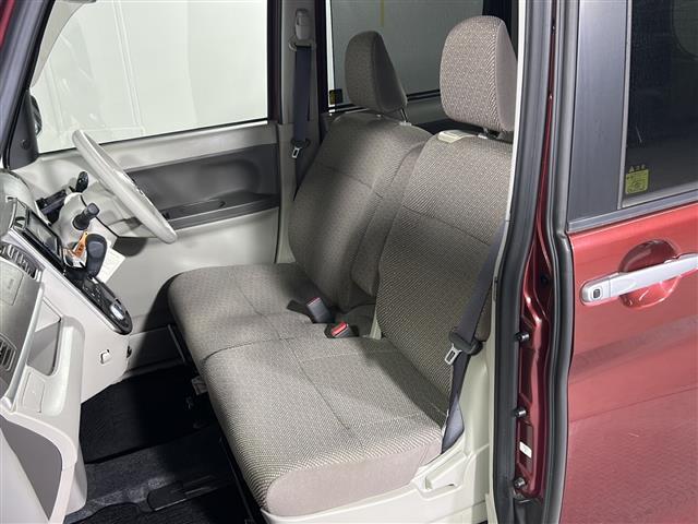 【運転席】座り心地が良いシートなので長時間の運転でも快適にお過ごしいただけます。新品のフロアマットのご注文も可能です。掲載箇所以外にご希望の写真がございましたらお気軽にお問い合わせ下さい。