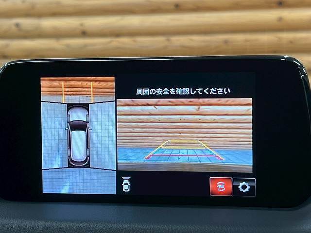 【アラウンドビューモニター】　クルマを上空から見下ろしているかのように、直感的に周囲の状況を把握できます。