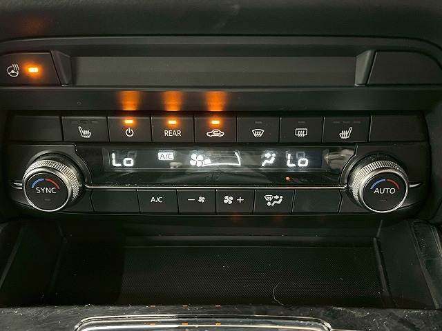 【オートエアコン】車内温度をセンサーが感知してご希望の車内温度になるよう、風量も自動で調整してくれます☆