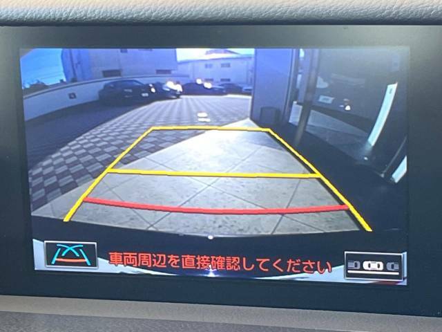 【バックカメラ】駐車時に後方がリアルタイム映像で確認できます。大型商業施設や立体駐車場での駐車時や、夜間のバック時に大活躍！運転スキルに関わらず、今や必須となった装備のひとつです！