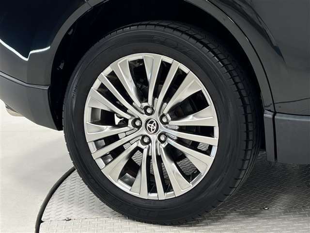 タイヤサイズは225/55R18！純正アルミホイール！納車前の点検時にタイヤ交換させていただきます！