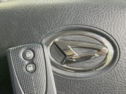 【キーフリーシステム】カバンやポケットに入れたままでもドアの施錠・解錠が可能なスマートキーを装備。エンジンのオン・オフ時もカギを取り出す必要が無いからとっても便利です♪