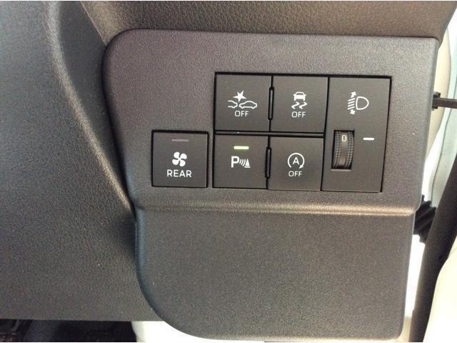 車の4つ角にセンサーがついており、車がモノや建物にぶつかりそうになると「ピーピー」という電子音で危険を教えてくれます。