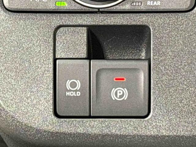 指先だけで簡単に操作が可能な電動パーキングブレーキを採用。「HOLD」スイッチを押すと、渋滞や信号待ちなどでブレーキペダルから足を離しても、ブレーキを保持するので安心です