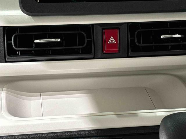 手の届くところにスマートフォンが置けるインパネセンタートレイ