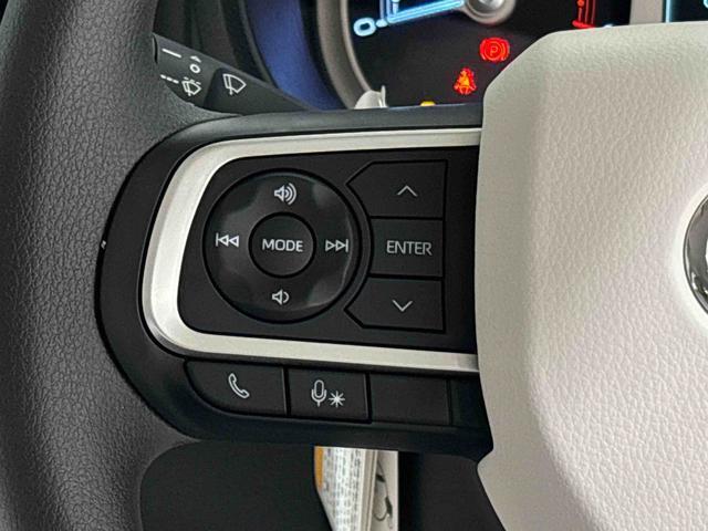 ナビゲーションやオーディオなどの操作がハンドルの手元でできるステアリングスイッチが付いてます