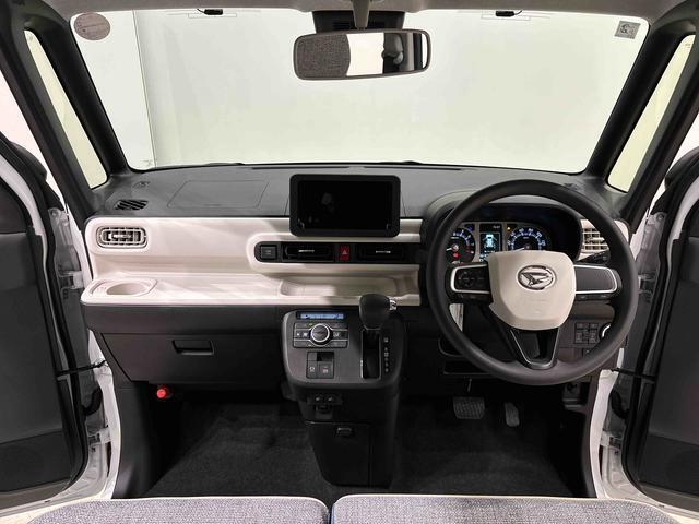 明るいコーディネートカラーに包まれた運転席空間。フロントガラス面積や位置取りが良く、Aピラーの内装色や形状にこだわることで前方・右前・左前方向の視認性がいいですよ！