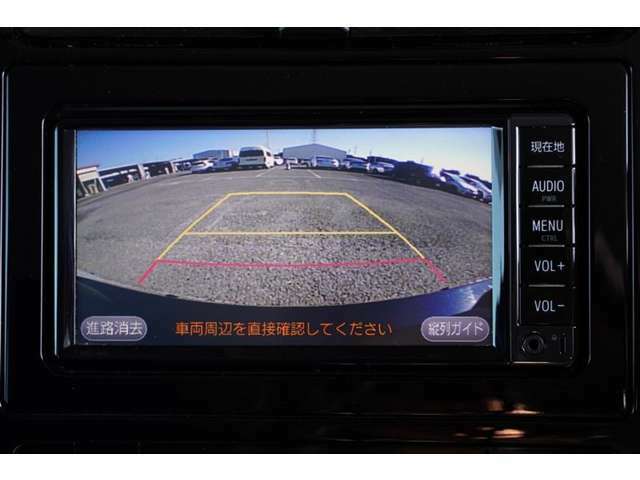 【バックモニター】　後退時に車両の後ろ側を表示します。車庫入れなどでバックする際に安心です。