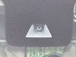 【三菱e-Assist】走行中に前方の車両等を認識し、衝突しそうな時は警報とブレーキで衝突回避と被害軽減をアシスト。より安全にドライブをお楽しみいただけます。