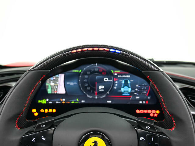 F1よりフィードバックされたテクノロジーです。LEDの点灯により、ご自身で最適なシフトタイミングを計ることが可能です。サーキット走行時等に視線をそらさずに気軽にシフトチェンジを行えます。