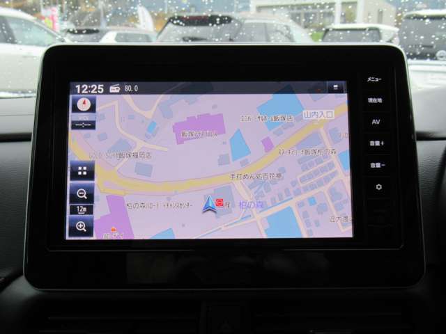 日産純正カーナビゲーション・大画面表示で地図も見やすく、初めての道もこれがあれば安心ですね。
